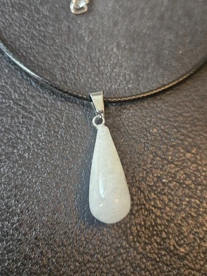Collar de cuero de cuarzo de cristal lágrima  Foto 1 de 4