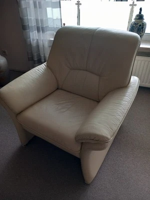 Beige Leder-Garnitur 3er-Sofa (2m) 2er-Sofa (1, 5m) Sessel,gut erhalten. 300€ - Bild 1 von 4