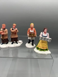 Lemax Village Collection, Barmaid, To The Cathedral, New Poinsettias traditional - Bild 1 von 10