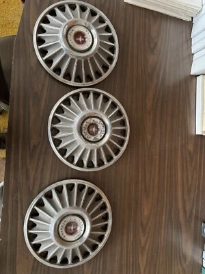 1967 Deluxe Ford Mustang Hub Caps Foto 1 de 4