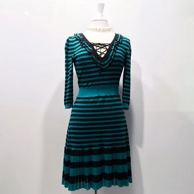 Nanette Lepore | Vestido Suéter Pointelle Rayas en Verde y Negro - Talla M Foto 1 de 4