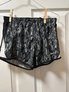 Nike Girls' Dri-Fit Shorts Size Medium - Picture 1 of 2