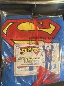 Nuovo in confezione originale DC Comics Superman Adult L pezzo unico tuta/PJ in pile con mantello - Foto 1 di 4