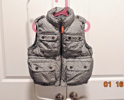 Chaleco acolchado floral con bolsillos Gap Kids - Niña Talla S (6-7) Foto 1 de 4