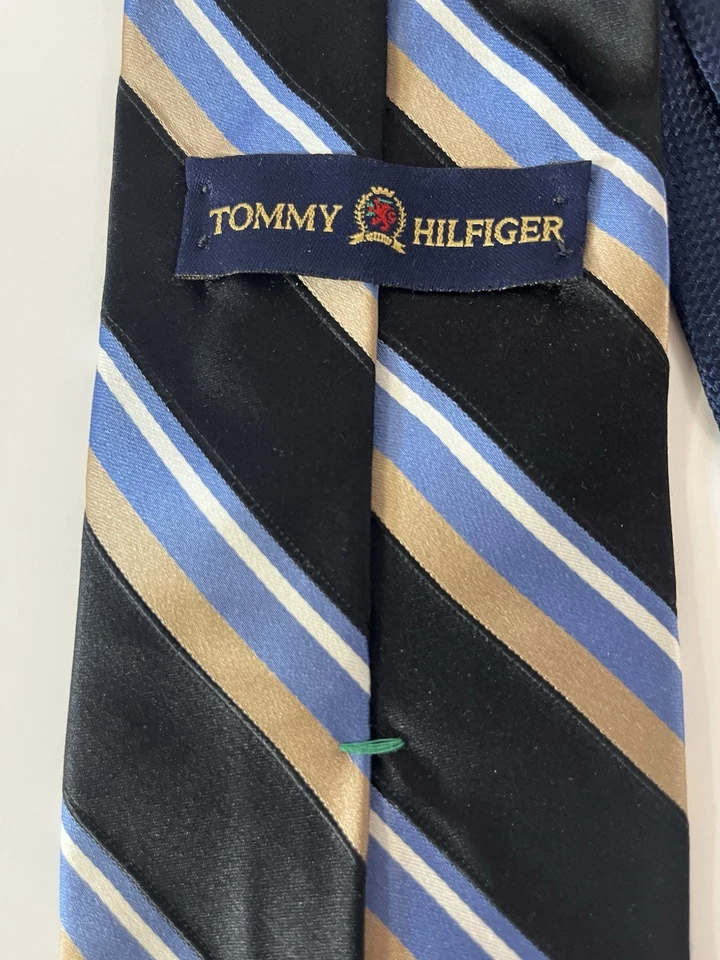 Corbata Tommy Hilfiger 100% Seda EE. UU. Azul Negro Dorado Rayas Logo Foto 1 de 4