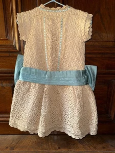 Robe d'enfant époque 1900 dentelle irlandaise et nœud en taffetas - Imagen 1 de 8