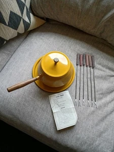 Olla para fondue MCM Golden Harvest años 70 esmalte aluminio mango madera 6 tenedores queso fundido - Imagen 1 de 19