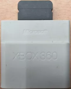 Unità di memoria Microsoft Xbox 360 64 MB - bianco/argento (X801935-004) - Foto 1 di 3