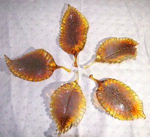 Set aus fünf bernsteinfarbenen und geformten Herbstblättern aus Glas - von Artful Home Artist - Bild 1 von 5