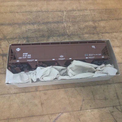 Accurail HO Santa Fe ATSF #314183 ACF 3-Bay Covered Hopper Kit Built  - Image 1 of 4