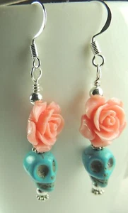 Türkis Howlith Totenkopf Ohrringe mit korallenfarbenen Rosen Handarbeit Schmuck - Bild 1 von 1