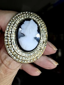 Vintage Resin & Rhinestone Cameo 1 1/2” Mid Century Brooch Pin  - Bild 1 von 8