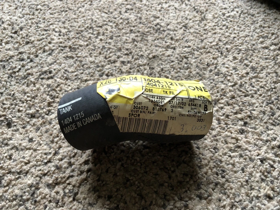 1982-87 Chevrolet GMC Fleetside Pickup Truck; Fuel Filler Hose; RH Passenger - Imagem 1 de 1