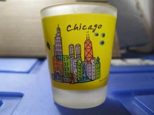 CUTE YELLOW CHICAGO SHOT GLASS WITH SKYLINE AND HEART - Imagen 1 de 2