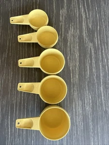 Vintage Tupperware Measuring Cup Set of 5 Harvest Yellow USA 1 Cup 3/4 2/3 1/3+ - Picture 1 of 2
