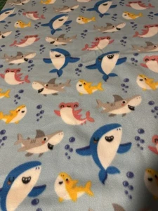 Blizzard Fleece Stoffrest 1 Yard - Baby Haie - Bild 1 von 1