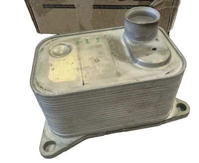 06K117021K NUEVO ORIGINAL 13-24 AUDI Q5 VW ESCARABAJO JETTA ATLAS ENFRIADOR DE ACEITE DE MOTOR Foto 1 de 2