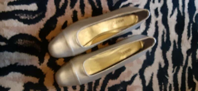 VAN Eli~Frankie ~Planos para mujer~TACONES PEQUEÑOS CON PUNTERA~Talla 9,5 m PLATIO  Foto 1 de 4