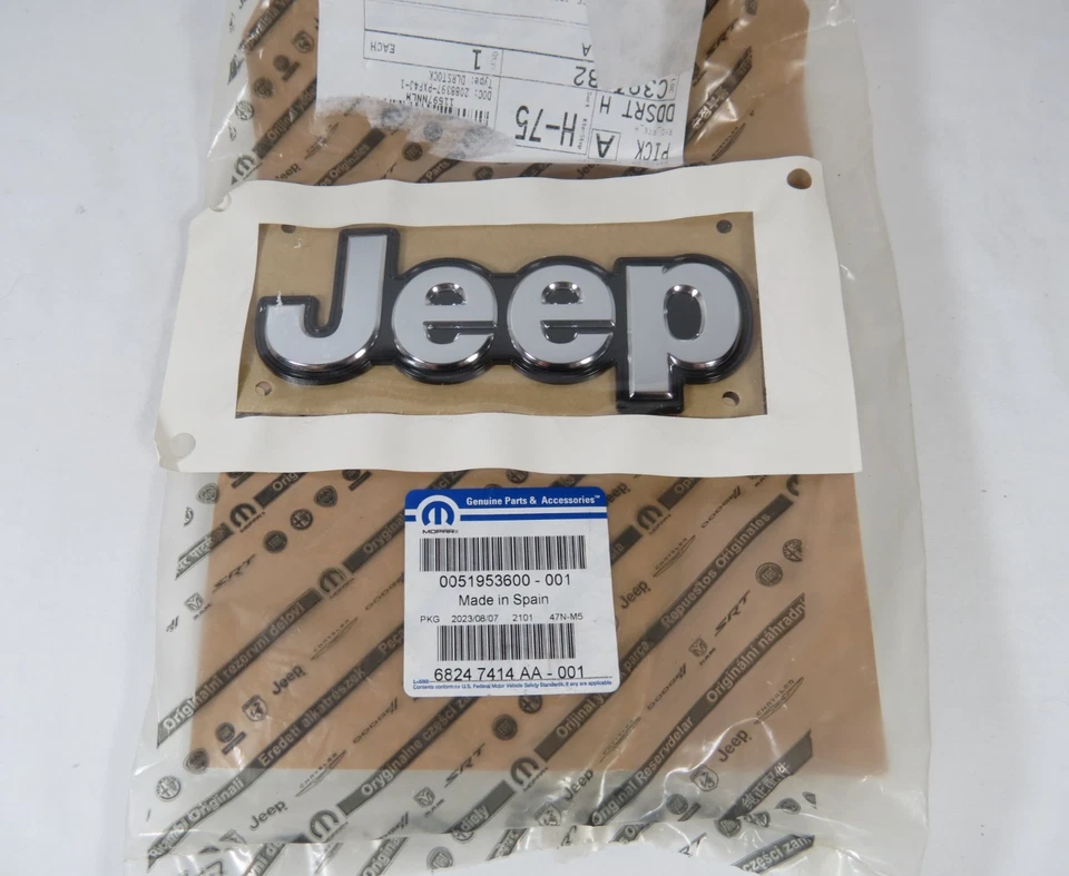 Оригинальная хромированная табличка с эмблемой заднего подъемного борта Jeep Renegade 2015-2023 годов выпуска - Изображение 1 из 4