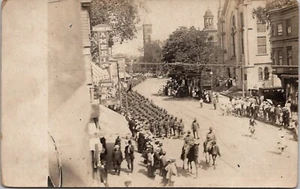 Vintage Echt Foto Postkarte - 1. Weltkrieg - Truppen marschieren - RPPC Postkarte - Bild 1 von 2