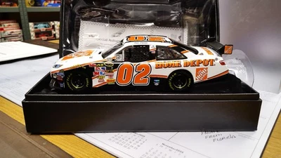 Camry Elite 2008 autografiado Joey Logano #02 The Home Depot escala 1:24 firmado Foto 1 de 4