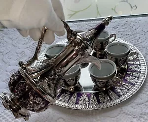 Servizio Caffettiera Araba Turca 8 Pezzi Vassoio Rotondo Argento Accenti Viola - Foto 1 di 24
