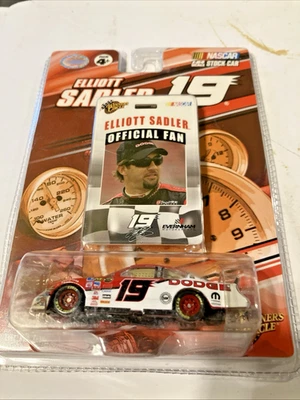Winner's Circle NASCAR Elliott Sadler #19 fundido a presión 1:64 con insignia del club de fans Foto 1 de 4