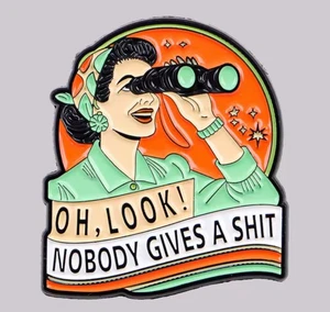 Oh schau! Nobody Gives a Sh*t lustige Emaille Pin - Retro sarkastisches Geschenk für Sass - Bild 1 von 1
