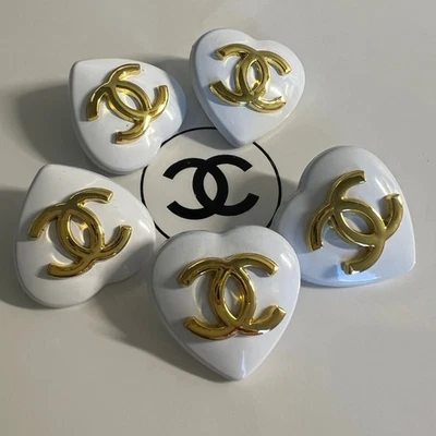 Gold Weiß Set 4 Knöpfe Chanel CC Ersatzknöpfe 25x25mm Metall Knöpfe Gestempelt - Bild 1 von 4