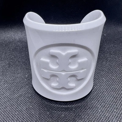 $150 TORY BURCH Blanco Lucita Resina Logo Brazalete Ancho Joyería Foto 1 de 4