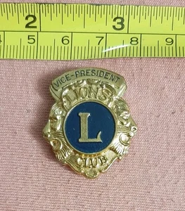 Vintage Lions Club Vizepräsident goldfarbene Anstecknadel - Bild 1 von 4