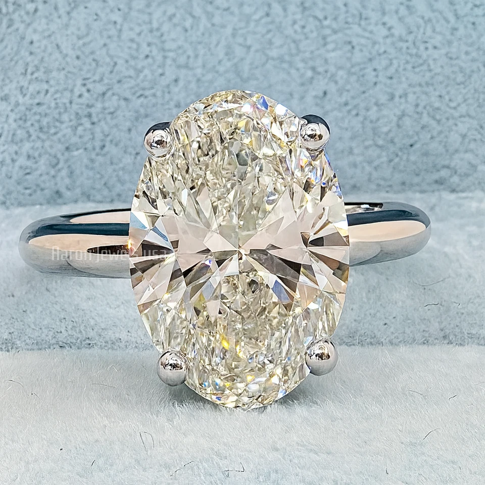 Anillo de compromiso con halo de diamantes creado en laboratorio IGI de corte ovalado de 3,50 quilates | Oro amarillo de 14 quilates Foto 1 de 4