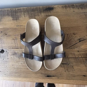 WOMANS CROCS BROWN SANDALS SIZE 9 - Picture 1 of 12