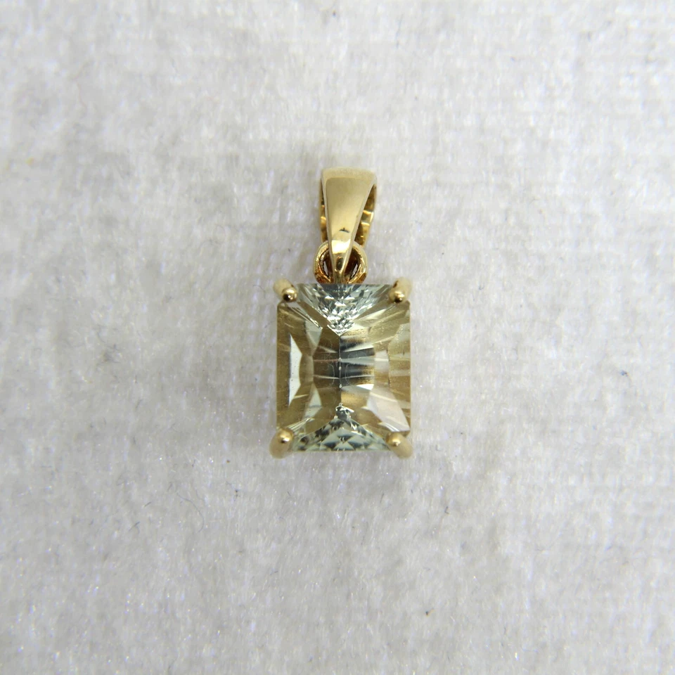 Colgante de amatista verde de oro de 9 quilates Foto 1 de 4