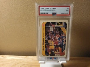Pegatina Fleer 1986 #9 Akeem Olajuwon PSA 7 - Imagen 1 de 2