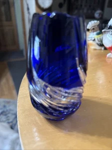 Vaso bocciolo blu cobalto in cristallo tagliato a mano - Foto 1 di 4