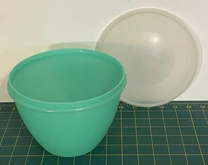 Vintage Tupperware Crisp It Jadeite Green Lettuce keeper 679 & Sheer Seal 670 - Picture 1 of 5