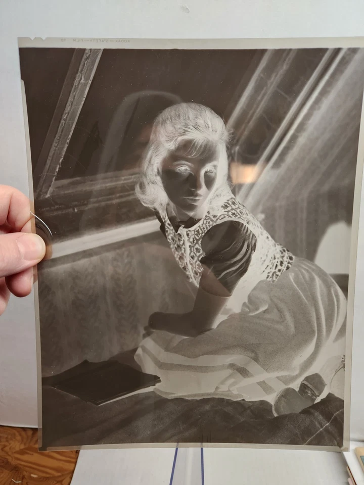 Negativo vintage de actriz en una escena de película Foto 1 de 4