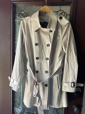 Gabardina Joan Rivers Clásica L Coral A Medida con Bolsillos A260625 Foto 1 de 4