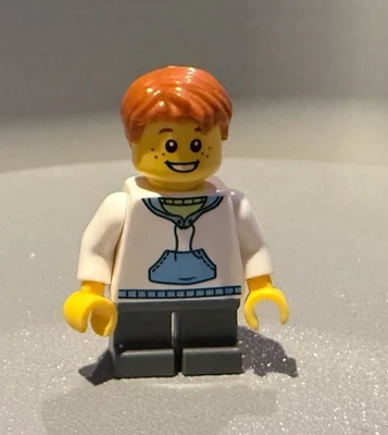 Minifigura LEGO, identificada como el Town/City Boy con sudadera con capucha blanca y oscura Foto 1 de 4