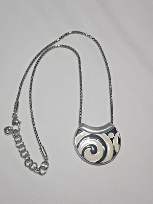 Collar colgante Brighton SWAY plateado redondo negro crema esmalte remolino nuevo sin etiquetas #115 Foto 1 de 4