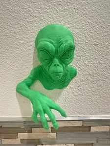 3d Alien Wall Mount Sculpture 9x7x3 - Green Extraterrestrial Sci Fi Home Decor - Picture 1 of 6