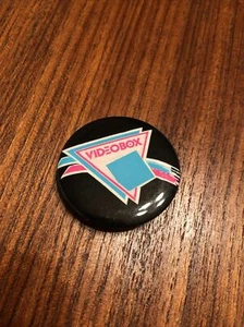 VINTAGE VIDEOBOX VIDEO BOX PINBACK PIN BUTTON BADGE, 1 3/4" Durchmesser - Bild 1 von 3