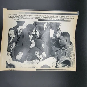 Waiting for Food AP Leaf Desk Press Photos Persian Gulf War 1991 Safwan Iraq - Picture 1 of 4