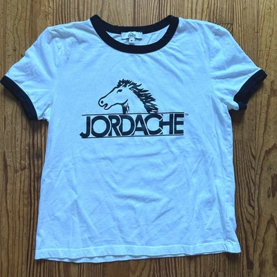 Camiseta Vintage Jordache Jeans Timbre Adulto Mediana Blanca y Negra Caballo Camisa Foto 1 de 4