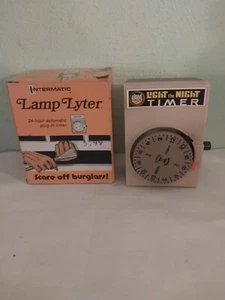 Intermatic Lamp Lyter appliance/lamp timer (D-121) 24 hour, 7 amp, 875 watts - Picture 1 of 3