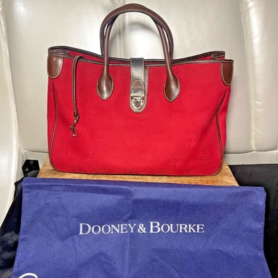 Bolso de Mano De Colección Dooney & Bourke Rojo Monograma Y2K Lona DB Logo Cartera con Bolsa para el Polvo Foto 1 de 4