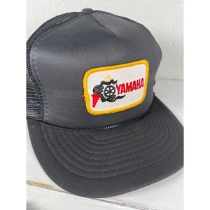 Vintage seltene Yamaha schwarze LKW Mütze NISSIN DRUCKKNOPFLASCHE KAPPE 100% Polyester Einheitsgröße - Bild 1 von 8