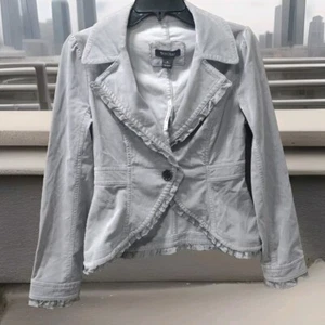 Neu mit Etikett White House Black Market Rüschen tailliert grau Samt Cropped Jacke Größe 0 - Bild 1 von 9