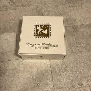 Margaret Furlong Love Song 1999 bisque corazón adorno colibrí volador blanco - Imagen 1 de 3